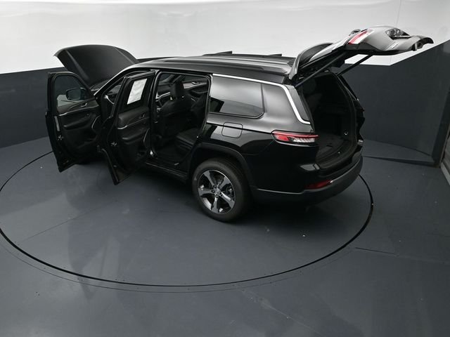 New 2026 Diamond Black Crystal Pearl-Coat Exterior Paint Jeep Limited image 28
