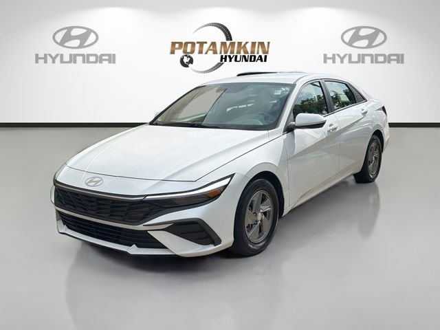 Used 2025 White Hyundai SE image 1