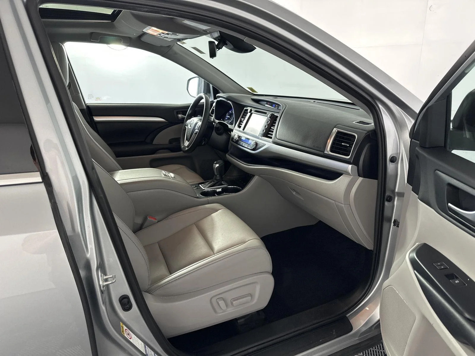 Used 2019 Celestial Silver Metallic Toyota XLE image 27