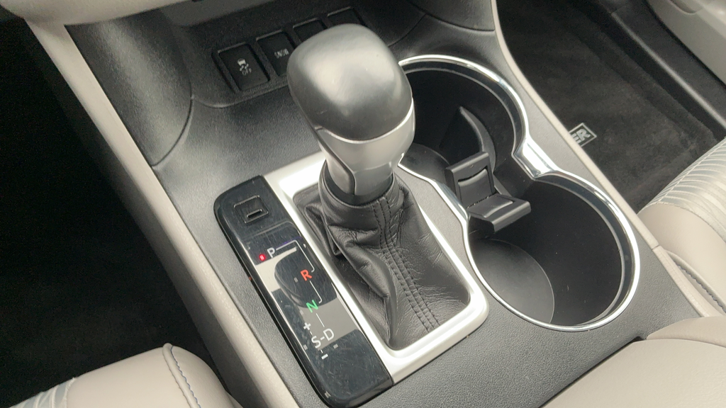 Used 2019 Blizzard Pearl Toyota LE Plus image 15