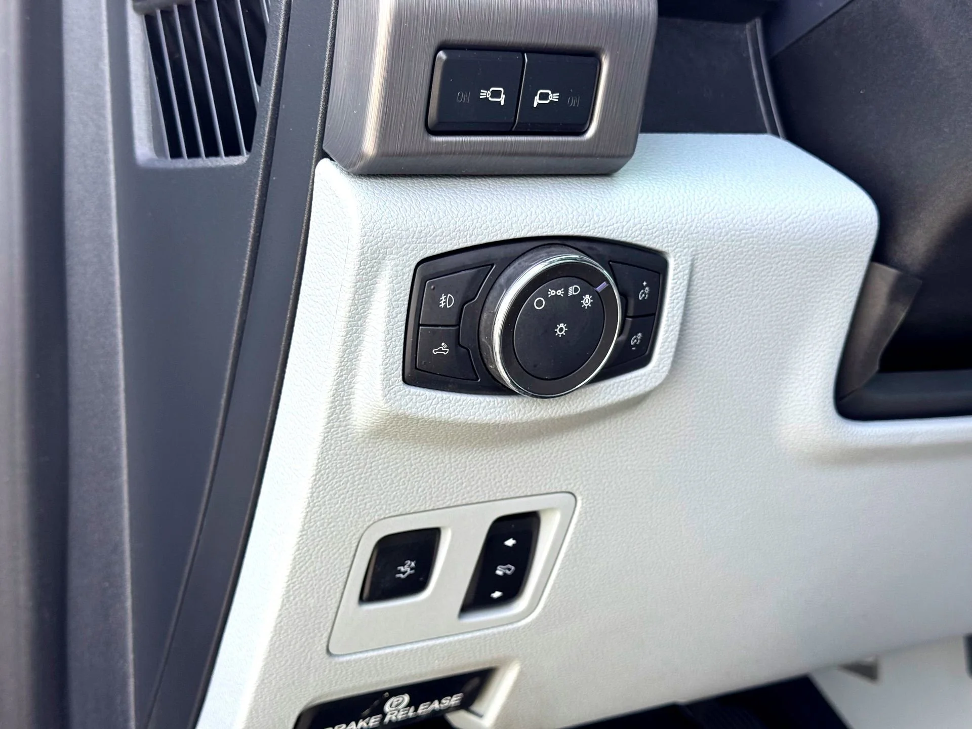 Used 2022  Ford Limited image 20