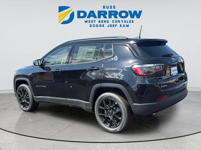 New 2026 Diamond Black Crystal Pearl-Coat Exterior Paint Jeep Latitude image 3