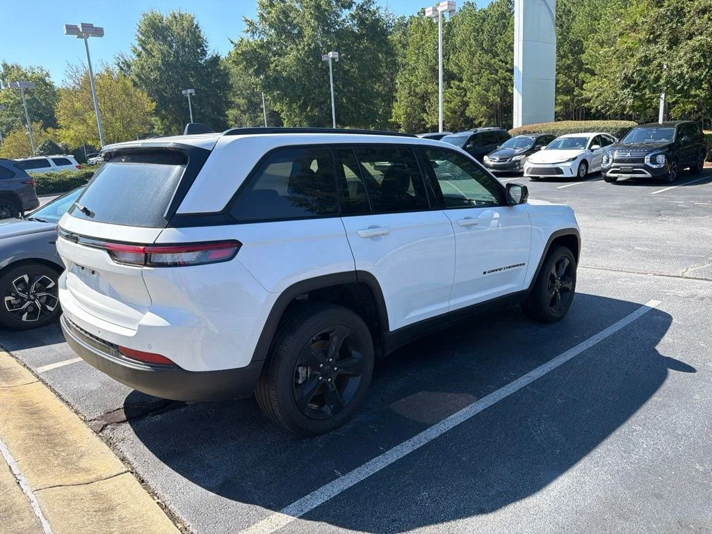 Used 2024 White Jeep Altitude X image 3