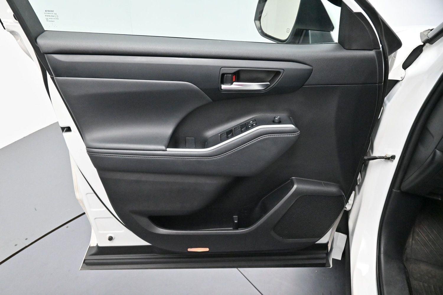 Used 2022 Wind Chill Pearl Toyota XLE image 11