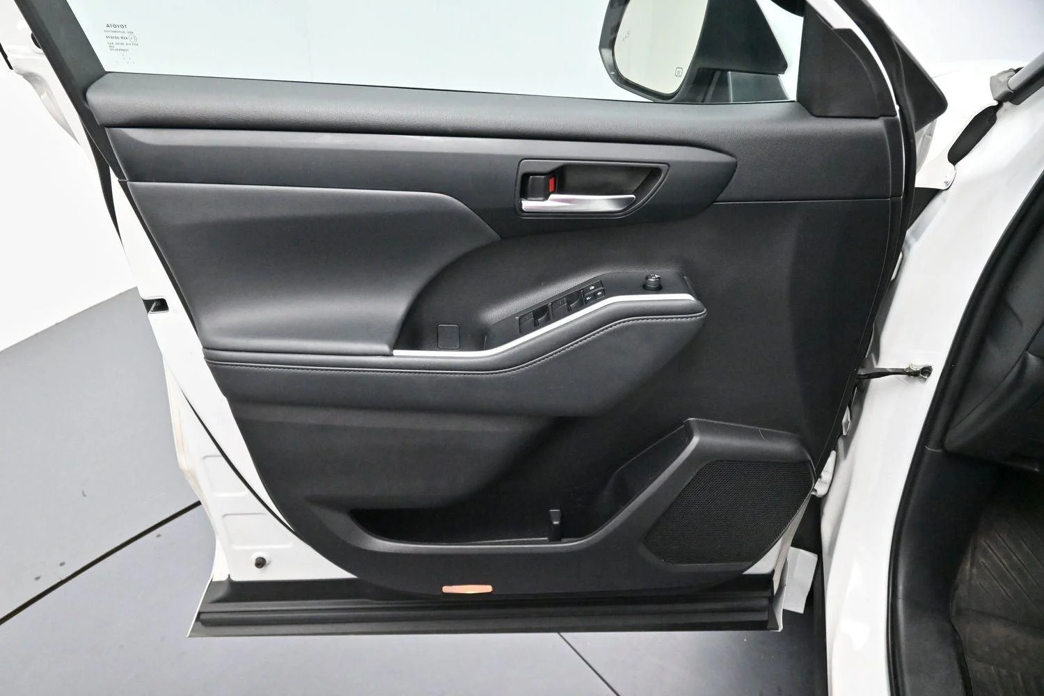 Used 2022 Wind Chill Pearl Toyota XLE image 11
