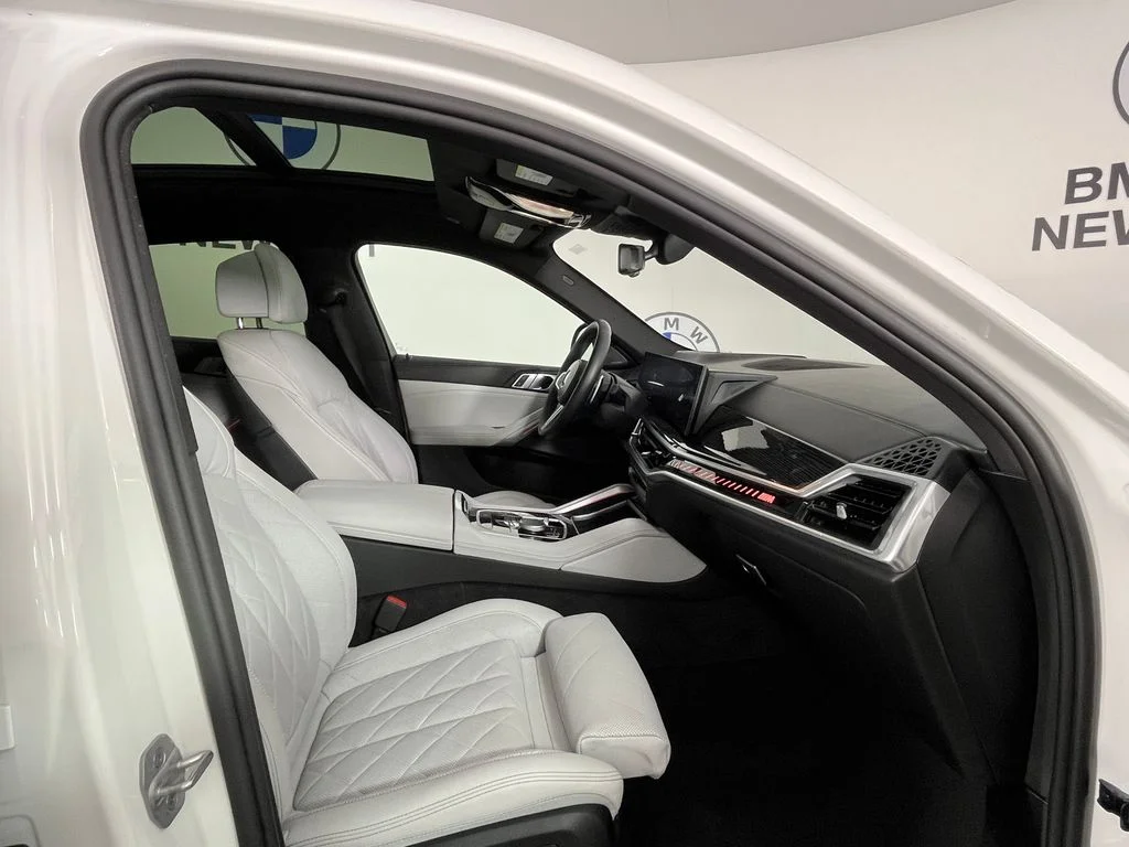 Used 2024 Alpine White BMW M60i image 24