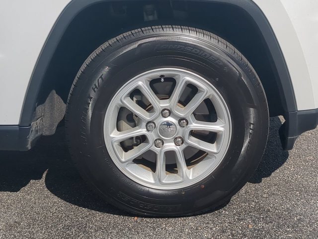 Used 2018 White Jeep Laredo image 11