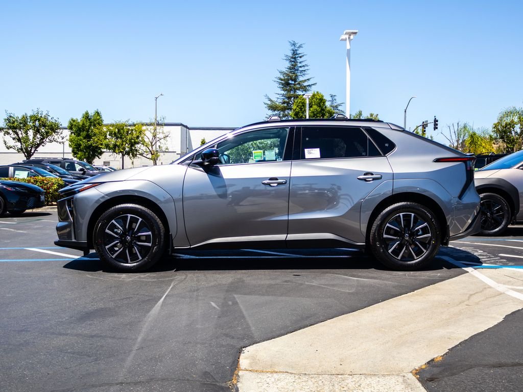 New 2026 Heavy Metal <sup>1</sup> Toyota  XLE image 4