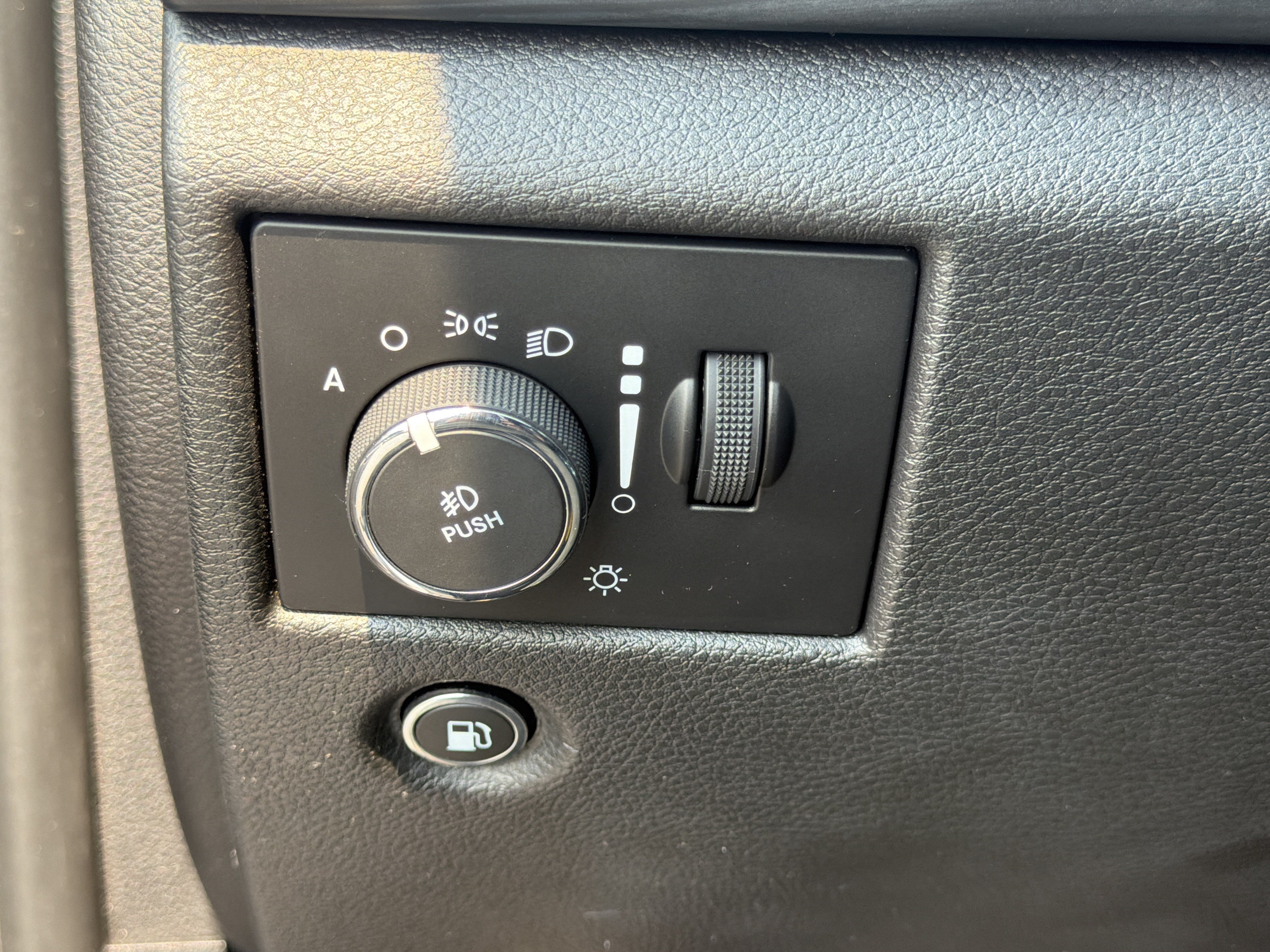 Used 2020 Billet Silver Metallic Clearcoat Jeep Altitude image 39