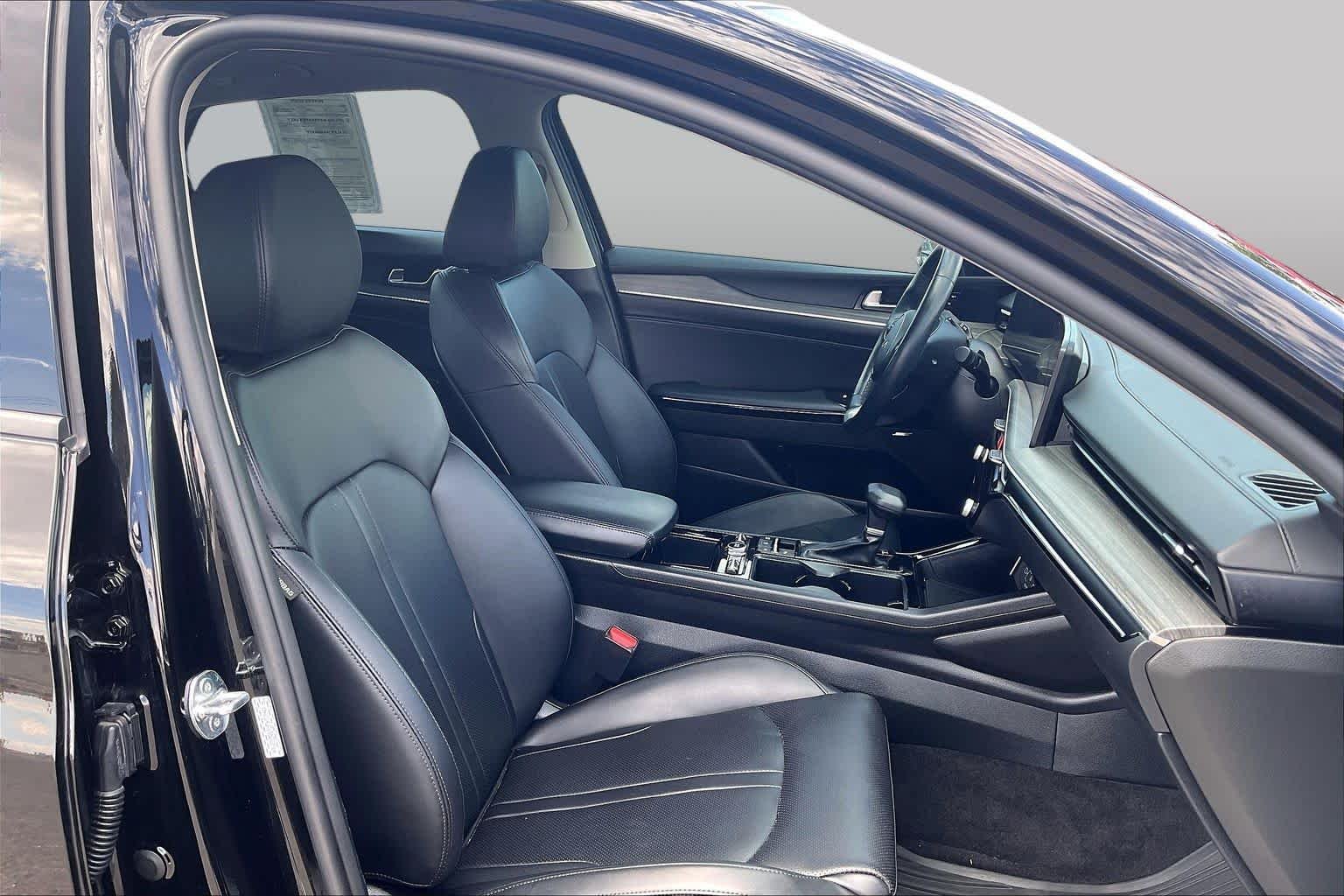 Used 2025 Aurora Black Pearl Kia EX image 9