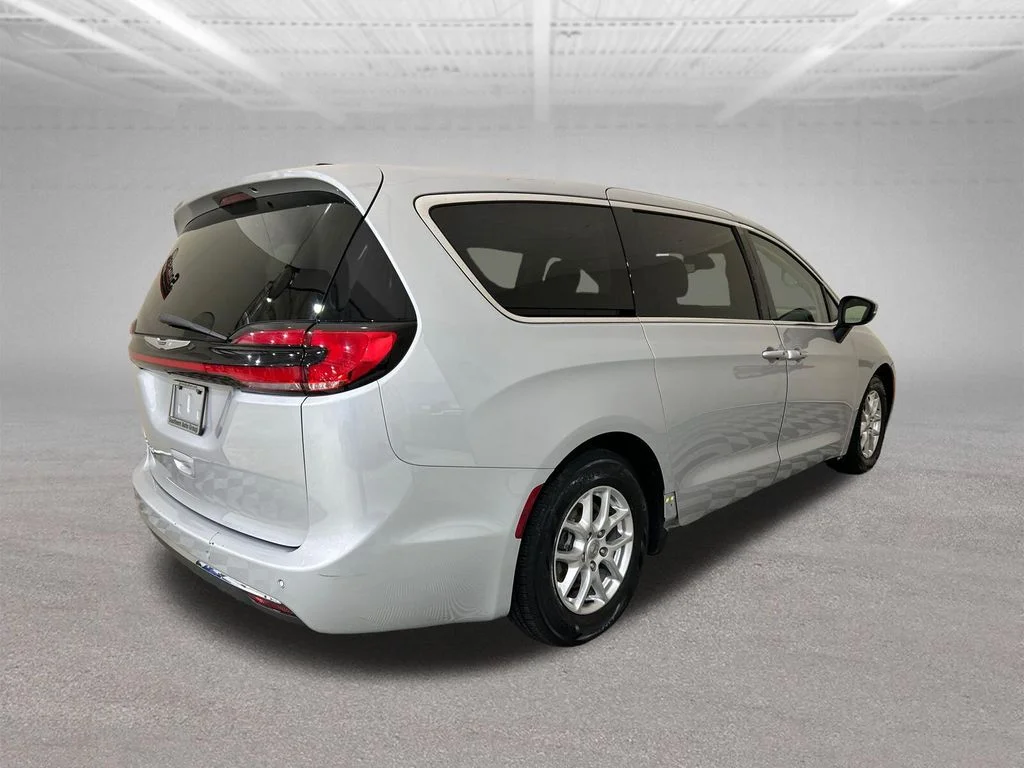 Used 2023 Silver Chrysler Touring L image 5