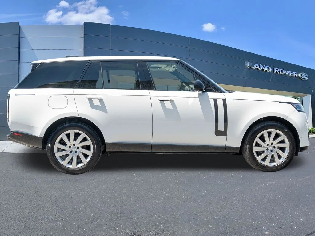 Used 2025 White Land Rover SE image 8