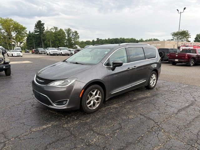 Used 2018 Gray Chrysler Touring L image 4