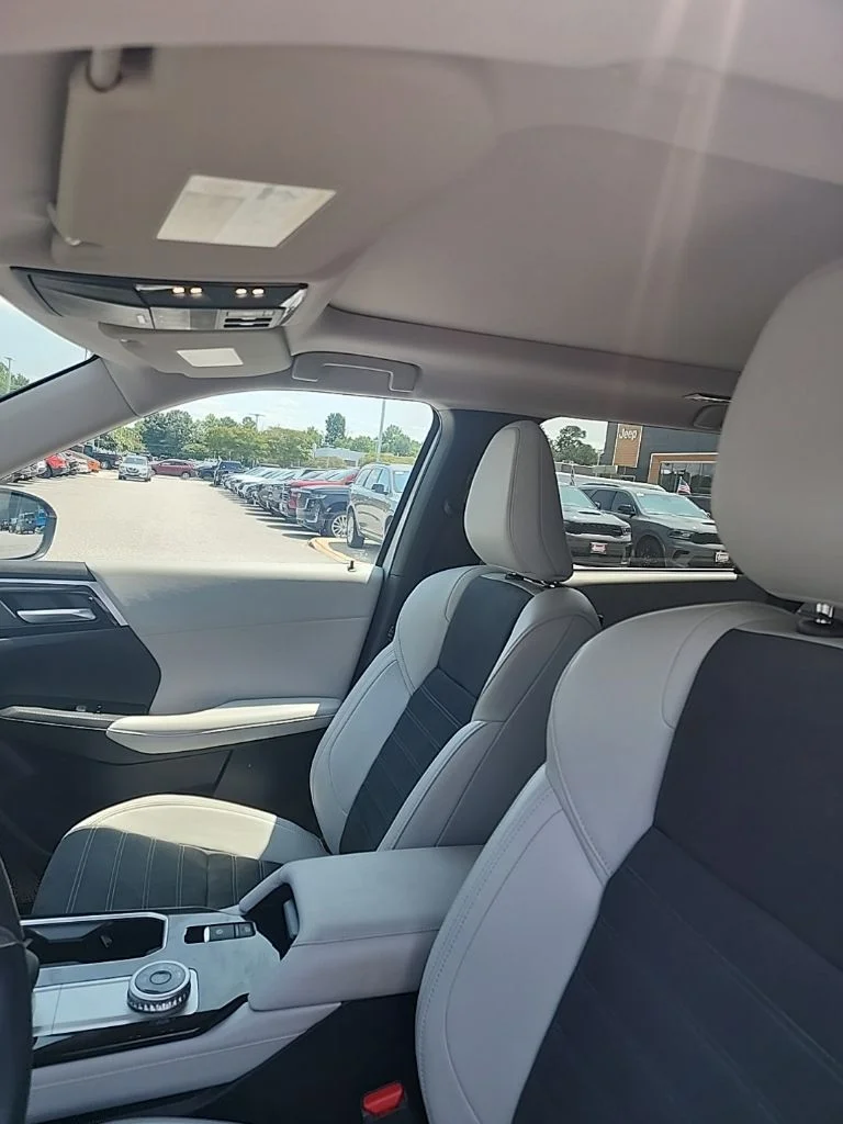 Used 2025 White Mitsubishi SE image 7