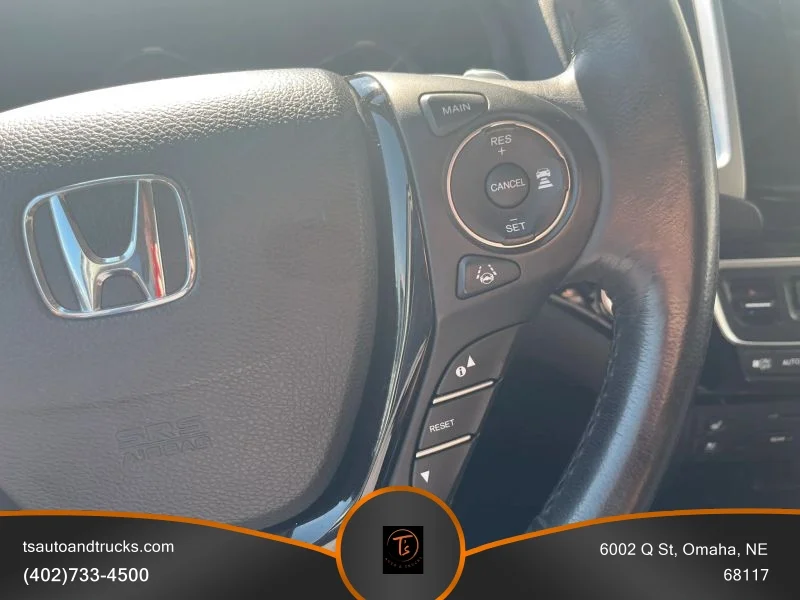 Used 2018 Blue Honda Touring Sport Utility 4D image 18