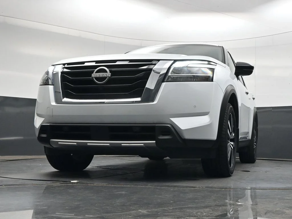Used 2025 White Nissan Platinum image 46