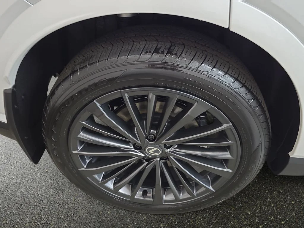 New 2026 Eminent White Pearl Lexus PREMIUM image 30