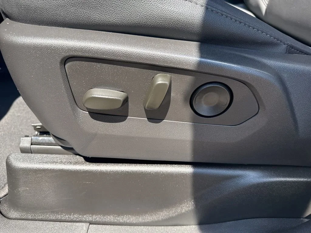 Used 2025 Summit White Chevrolet LT image 10