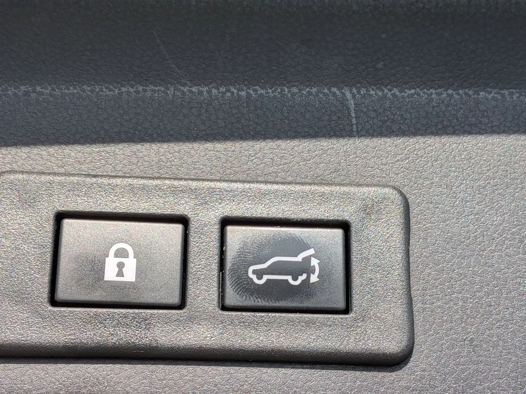 Used 2022 White Subaru Touring image 30