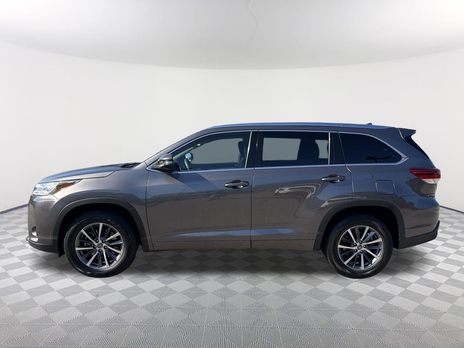 Used 2018 Predawn Gray Mica Toyota XLE image 12