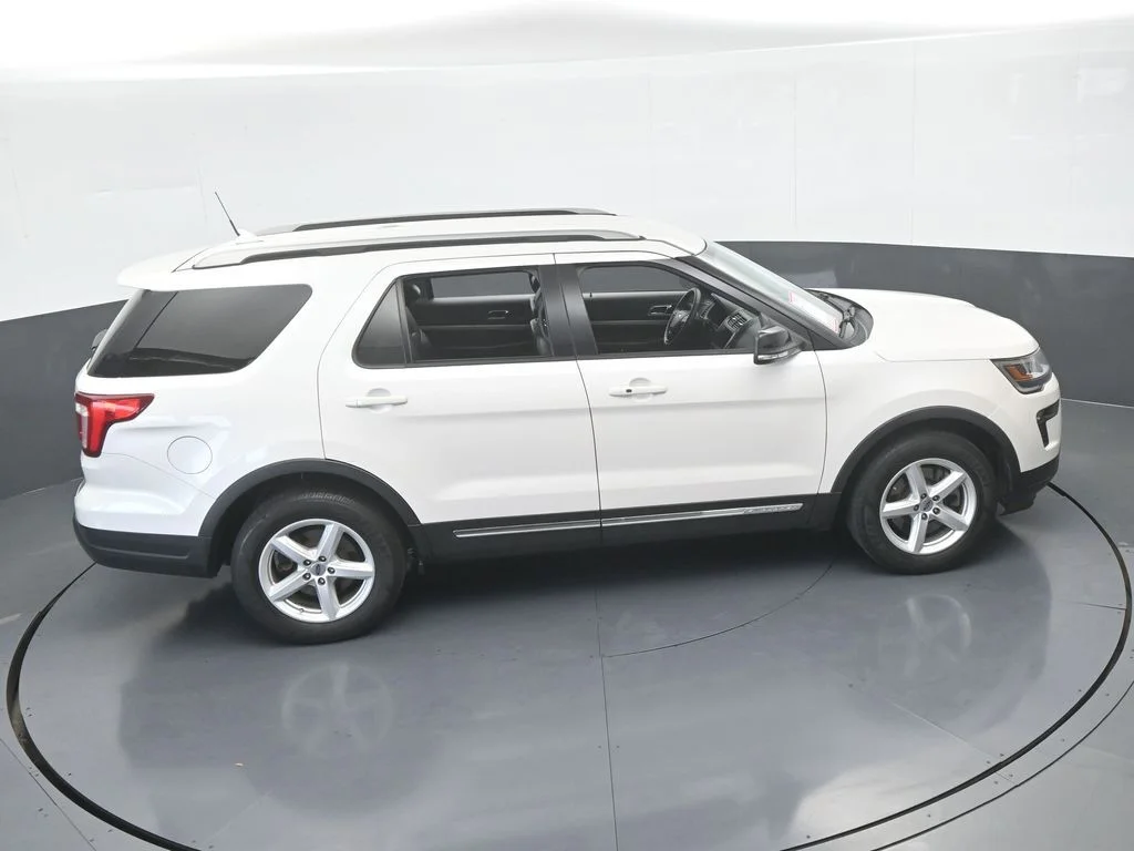 Used 2018 White Platinum Clearcoat Metallic Ford XLT image 54