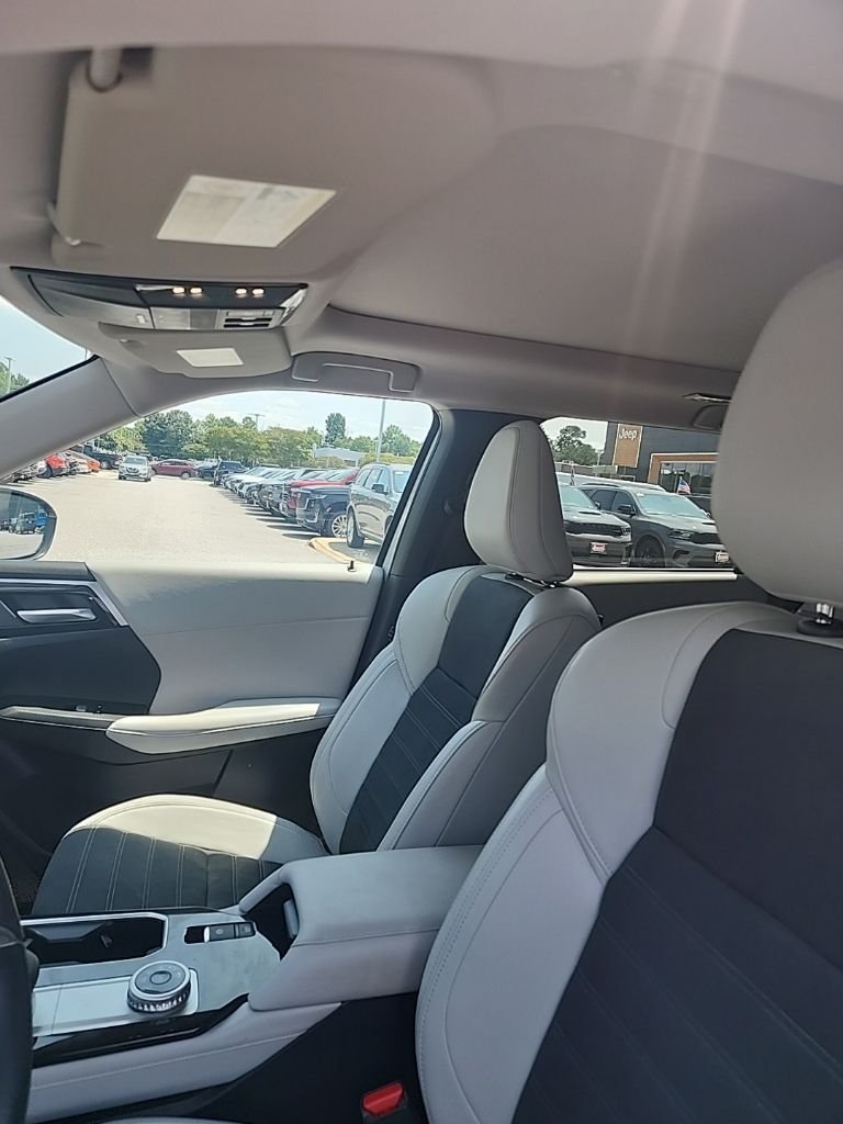 Used 2025 White Mitsubishi SE image 7