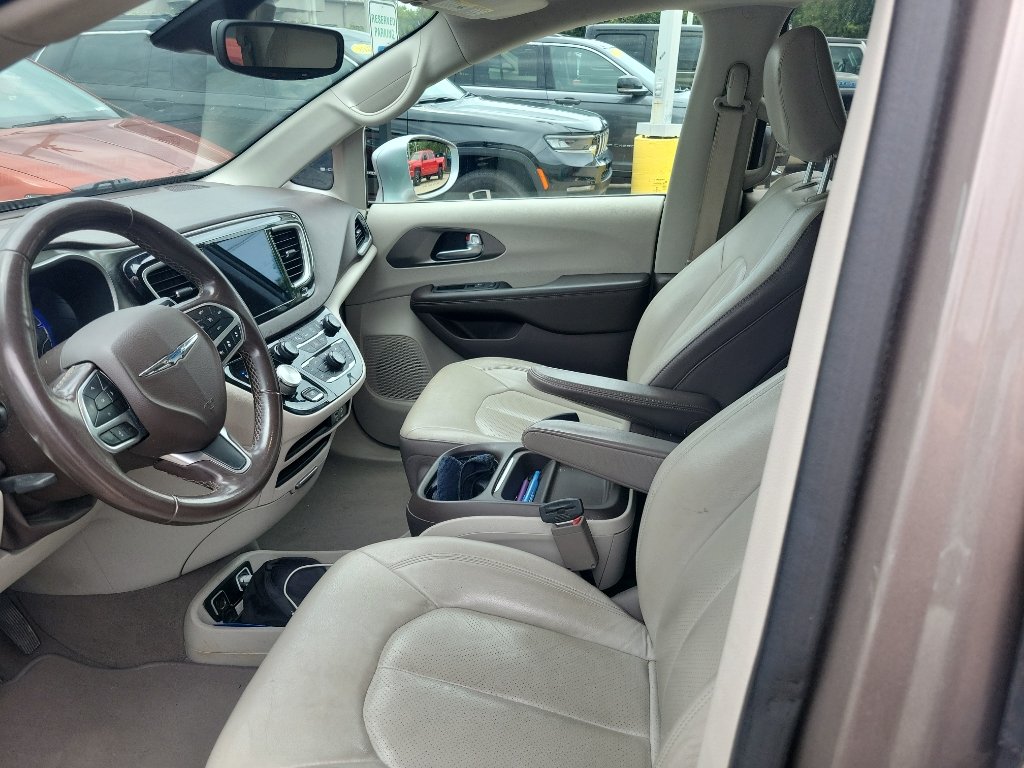 Used 2018 Molten Silver Chrysler Touring L image 5