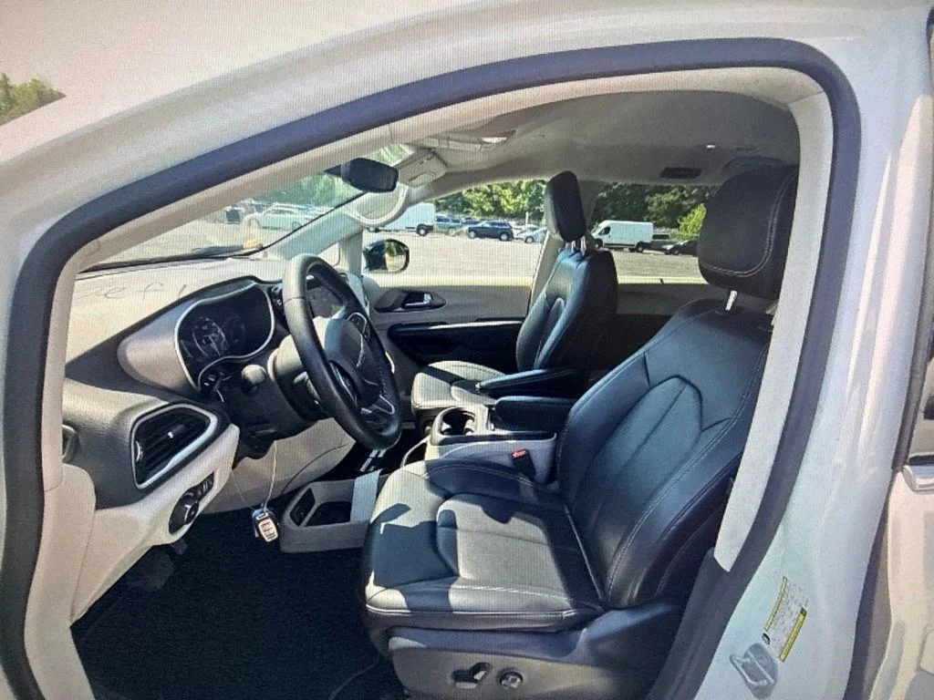 Used 2024 White/off-white Chrysler Touring L image 4