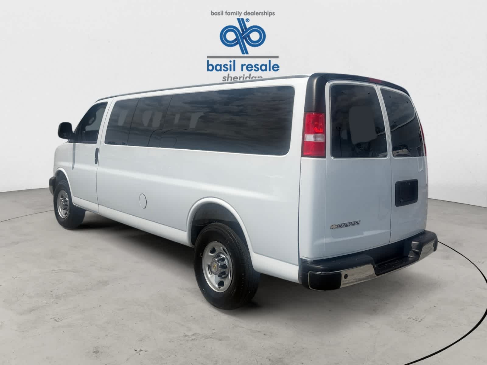 Used 2025 Summit White Chevrolet LT image 4