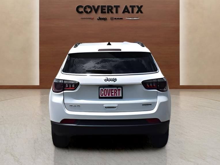 Used 2025 White Jeep Latitude image 4