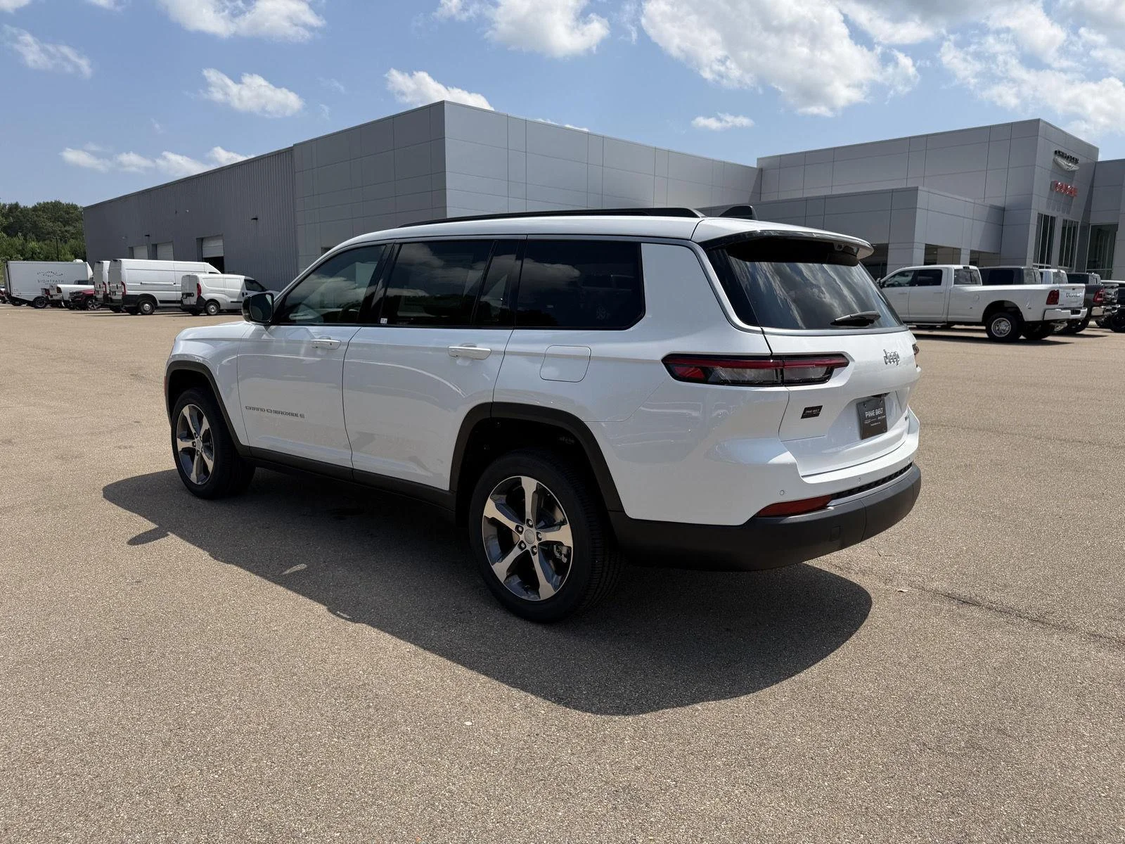 New 2026 Bright White Clear-Coat Exterior Paint Jeep Limited image 4