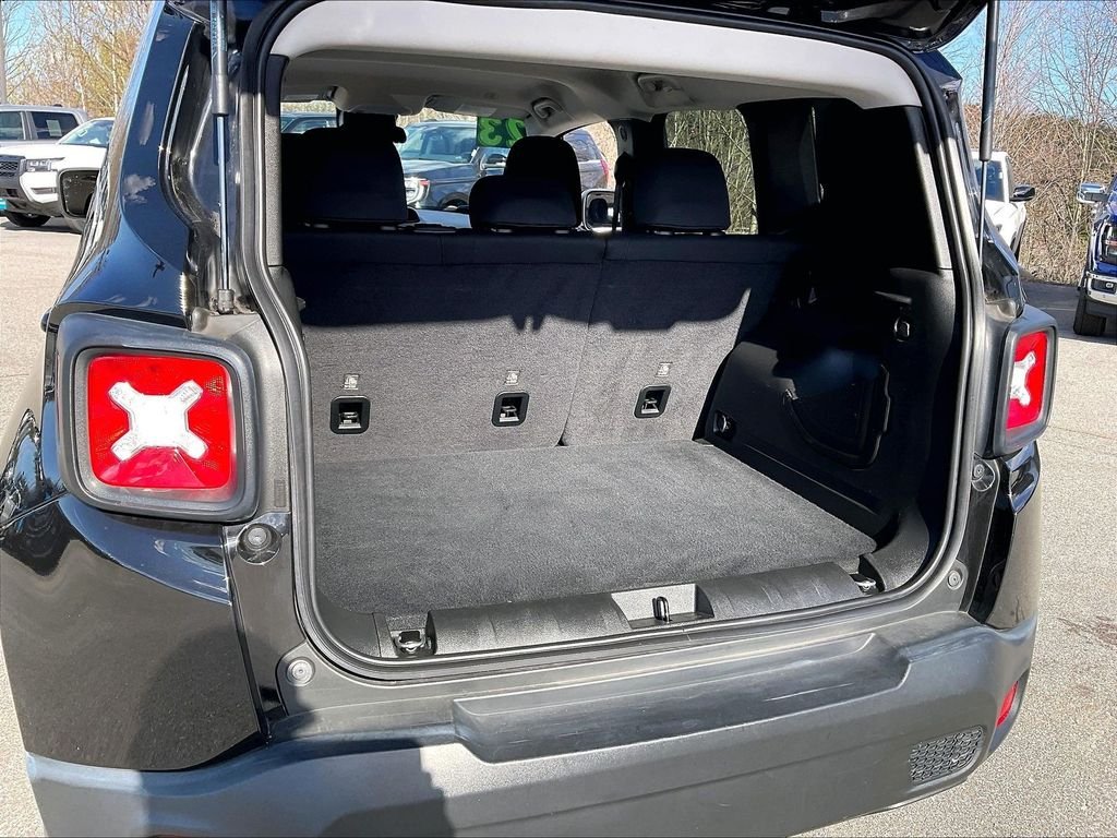 Used 2023 Black Clearcoat Jeep Latitude image 31