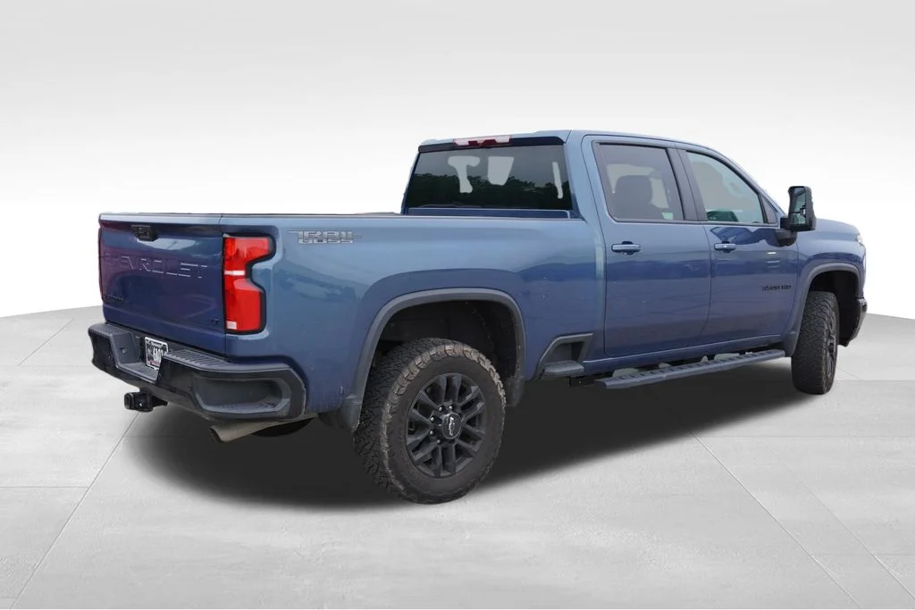 Used 2025 Lakeshore Blue Metallic Chevrolet LT image 3
