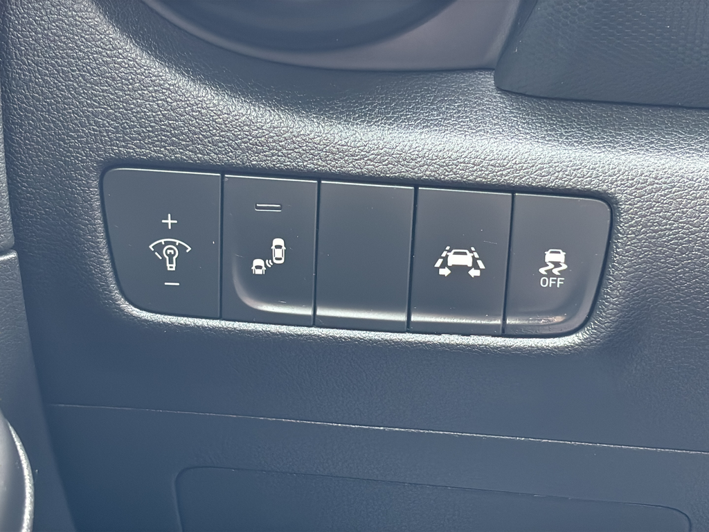 Used 2021 Chalk White Hyundai NIGHT image 33