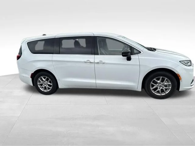 Used 2024 White Chrysler Touring L image 5