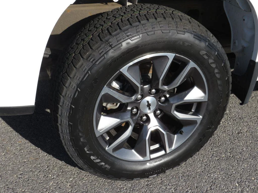Used 2024 Summit White Chevrolet RST image 9
