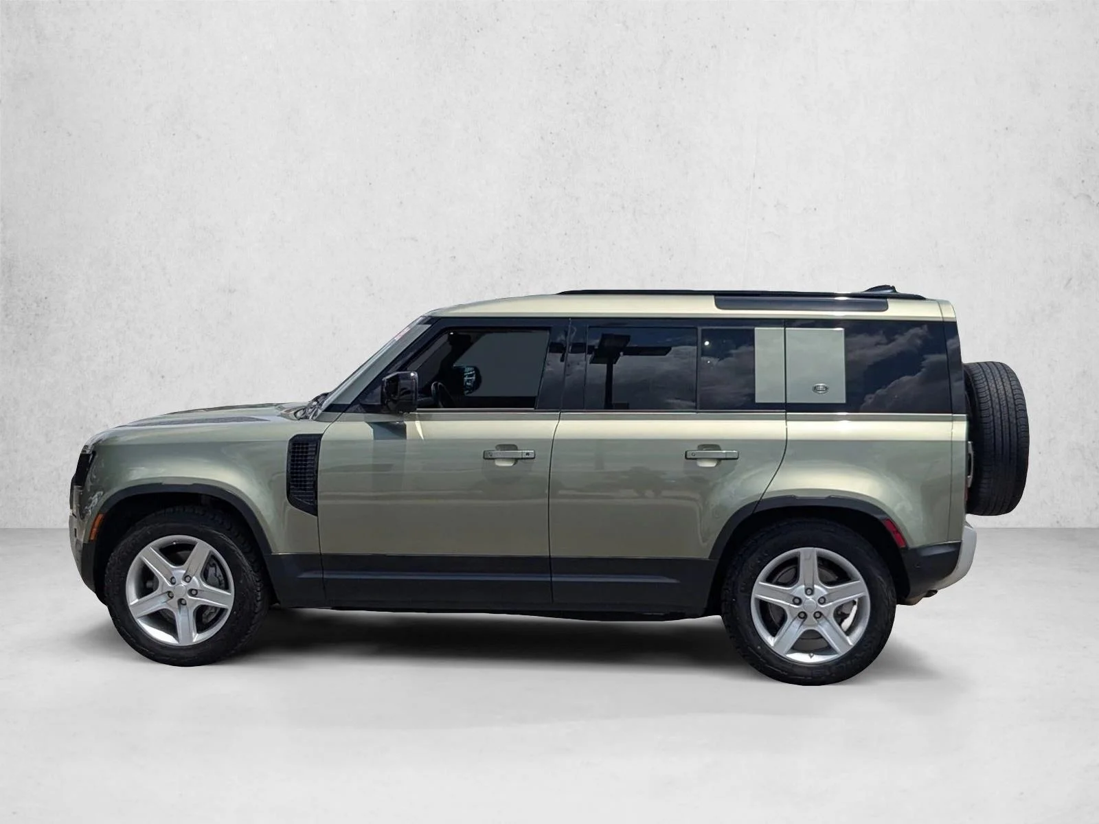 Used 2020 Pangea Green Metallic Land Rover SE image 9
