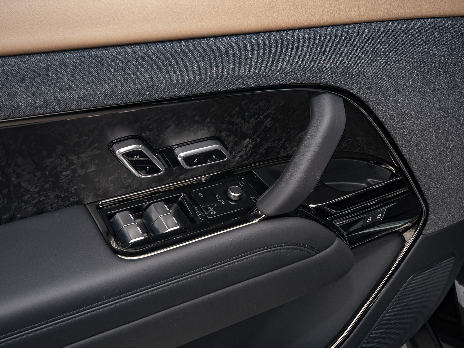 New 2026 Santorini Black Land Rover Dynamic SE image 32