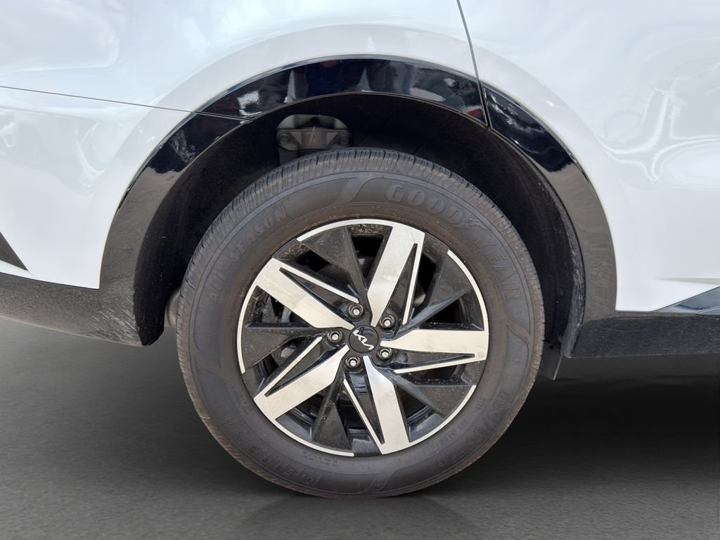 Used 2023 White Kia S image 21