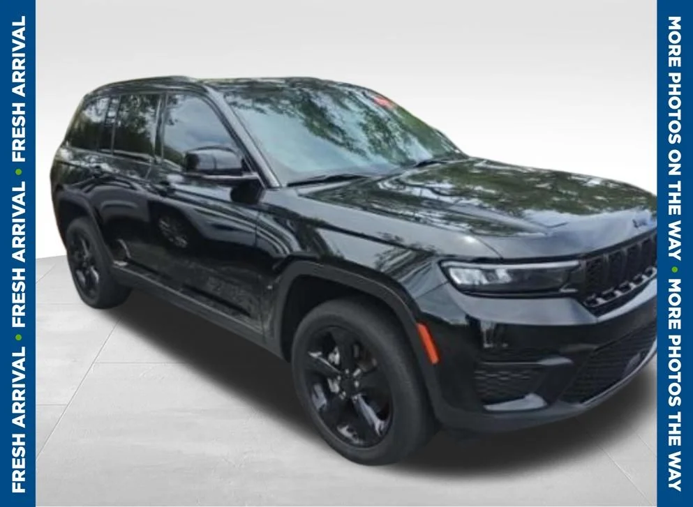 Used 2023 Black Jeep Altitude X image 1