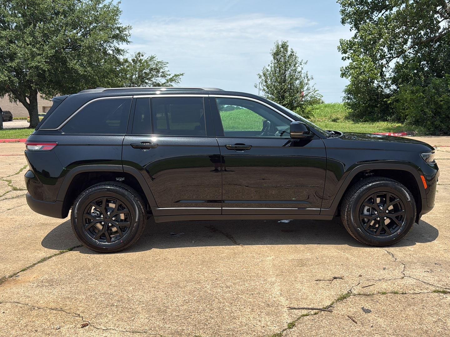 New 2026 Diamond Black Crystal Pearl-Coat Exterior Paint Jeep Laredo Altitude image 8