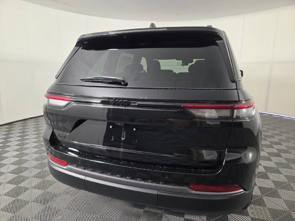 New 2026 Diamond Black Crystal Pearl-Coat Exterior Paint Jeep Laredo Altitude image 6
