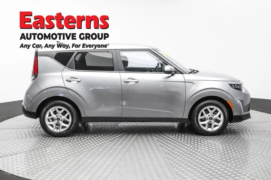 Used 2023  Kia LX image 4