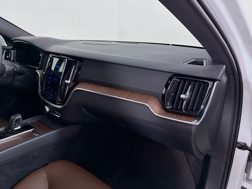 Used 2024 White Volvo B5 Plus image 31