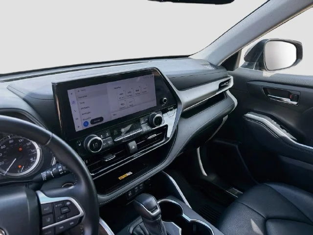 Certified Used 2023  Toyota XLE image 9