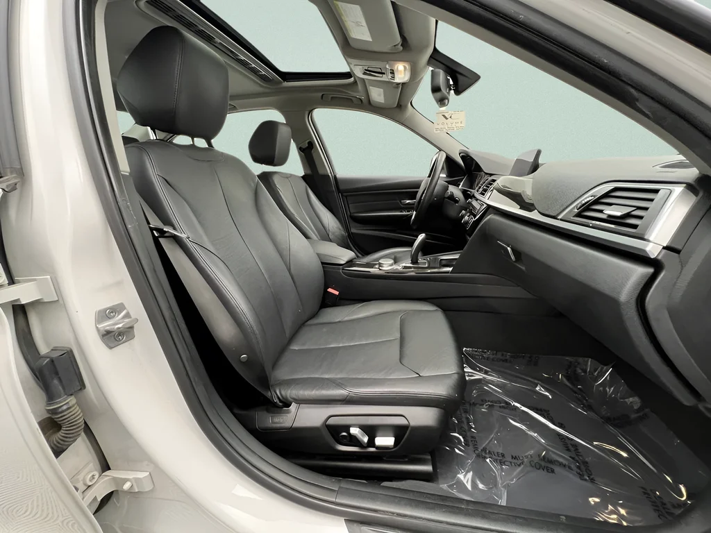Used 2018 White Metallic BMW 320i xDrive image 32