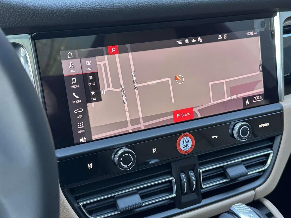 2026 Porsche Macan - Photo 24