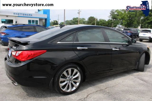 Used 2011 Black Hyundai SE image 4