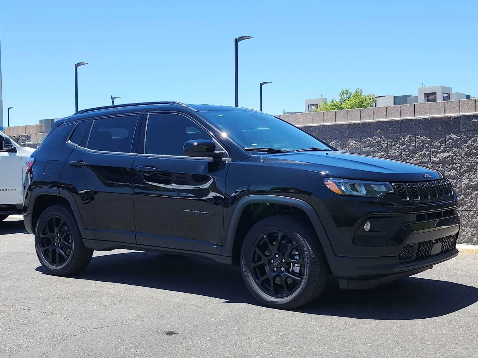 New 2026 Diamond Black Crystal Pearl-Coat Exterior Paint Jeep Latitude image 2