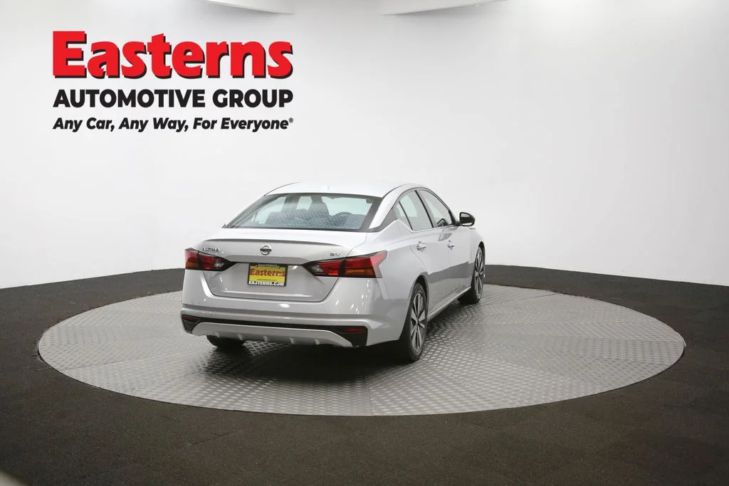 Used 2022 Silver Nissan 2.5 SV image 34